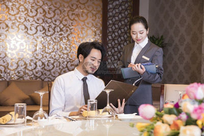 溫暖瞬間 酒店餐廳服務(wù)員的專(zhuān)業(yè)點(diǎn)菜服務(wù)